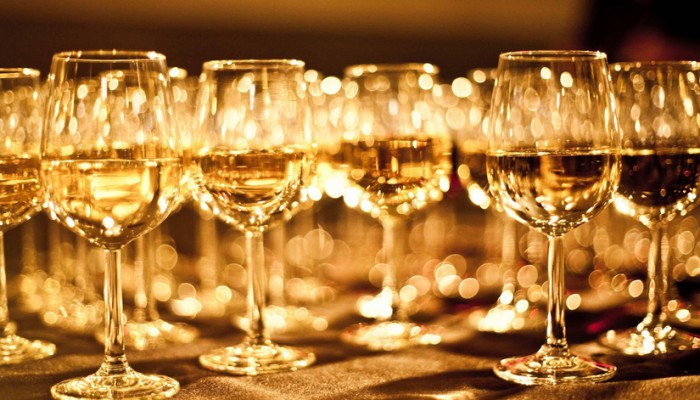 6065_Many-crystal-wine-glasses-champagne-reflexion-sparks_1920x1280